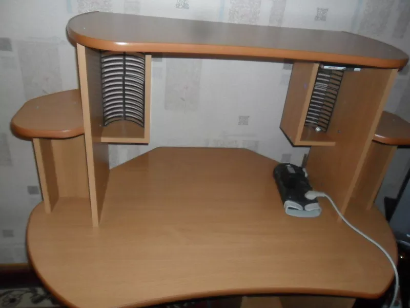 Продаю компьютерный стол 